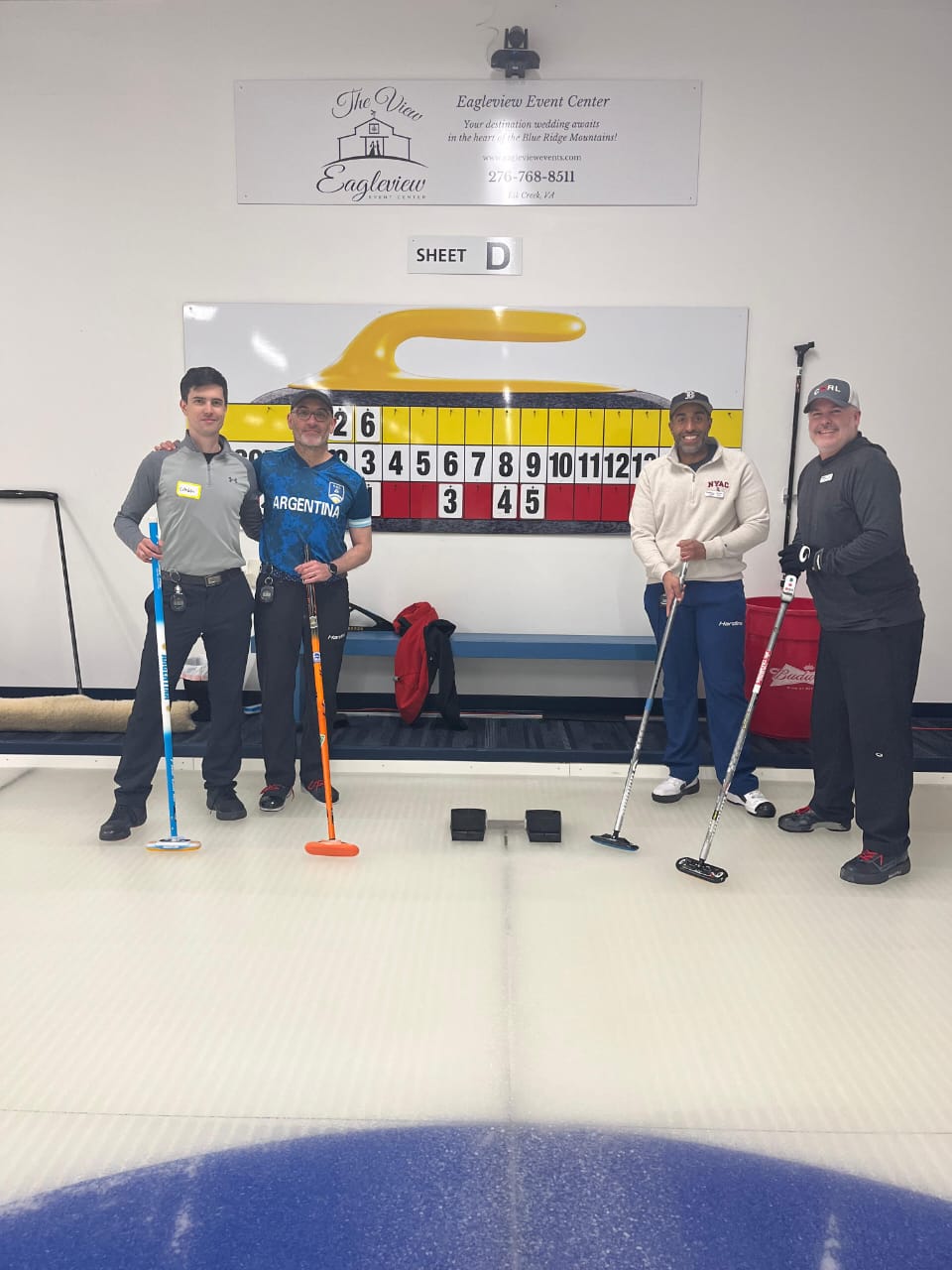 Los estudiantes del colegio ICED juegan curling en la clase de educación física.