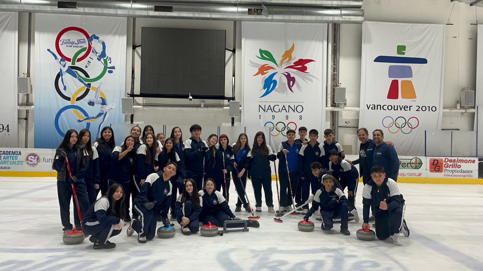 Los estudiantes del colegio ICED juegan curling en la clase de educación física.