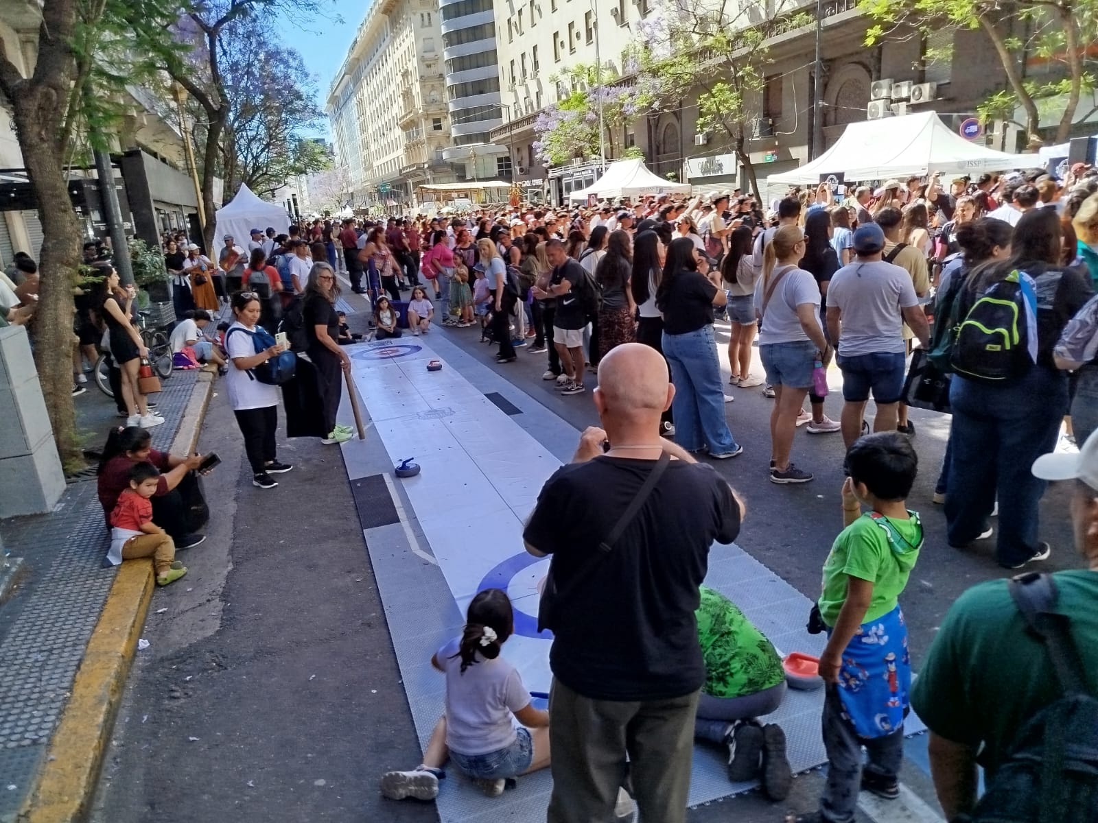 Floor Curling en el el Obelisco, acción de difusión y educación deportiva.