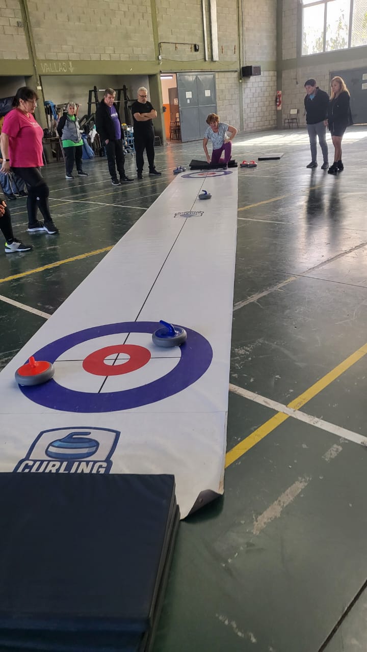 Floor Curling con adultos mayores en la Fundación Rafam